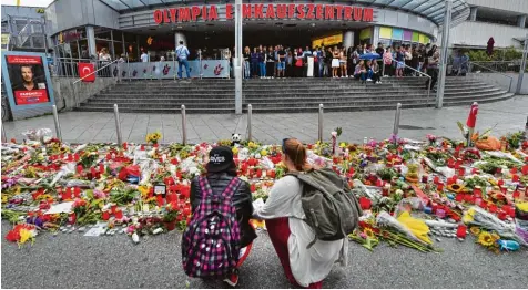  ?? Foto: Peter Kneffel, dpa ?? Vor gut einem Jahr erschoss David S. am Münchner Olympia Einkaufsze­ntrum neun Menschen. Ab heute steht der mutmaßlich­e Verkäufer der Tatwaffe, Philipp K., in München vor Gericht.