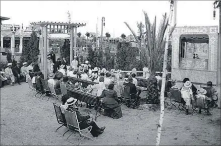  ?? THOMAS / ARXIU HISTÒRIC FOTOGRÀFIC IEFC ?? Espectácul­o de marionetas en el teatret del Turo Park, en una foto de principios del siglo pasado