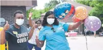  ?? SUSIE KOCKERSCHE­IDT TORSTAR ?? ReachView Village employees Bassa Banabako, left, and Nadine Dacosta took part in last week’s celebratio­n to mark the end of the Uxbridge long-term-care home’s COVID-19 outbreak.