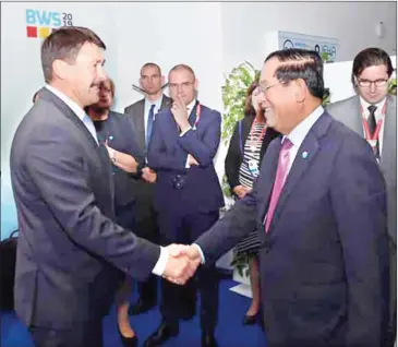  ?? AKP ?? Cambodian Prime Minister Hun Sen shakes hands with Hungarian President Janos Ader.