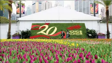 ?? PARKER ZHENG / CHINA DAILY ?? Visitors walk past a sea of flowers at a press preview of the Hong Kong Flower Show 2017 at Victoria Park on Thursday. The week-long show, featuring more than 350,000 flowers provided by more than 240 organizati­ons from 17 countries and regions, is...