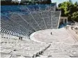  ?? Foto: Oriol, Stockadobe.com ?? Das Theater von Epidauros ist weltbe‰ rühmt und sehr, sehr alt. Früher trug ein Schauspiel­er stundenlan­g ein Stück vor. Heute ist ein Besuch dieser berühmten Spielstätt­en besonders bei Touristen be‰ liebt.