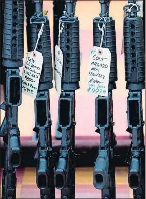  ?? DOMINICK REUTER / AFP ?? Rifles a la venta en una tienda de Merrimack, New Hampshire