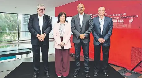  ??  ?? De izqda. a dcha: Antonio Balmón, alcalde de Cornellà de Llobregat; Rosa García, presidenta y CEO de Siemens España; Vinod Philip, CEO Mundial de la unidad de negocio de Service de Power & Gas; y Olivier Bècle, director general de las divisiones Power...