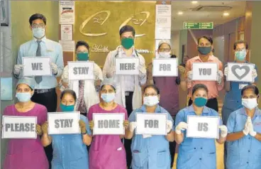  ?? PHOTOS: SATISH BATE, PRATIK CHORGE/HT ?? On the eve of Janta Curfew, doctors and medical staff of Criticare Hospital in Andheri appeal to citizens to stay at home on Sunday. Essential service such as hospitals, clinics and medical stores are exempted from the shutdown.