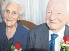  ?? FOTO: ALEXANDER SPEISER ?? Karl und Josefine Weckenmann sind seit 65 Jahren glücklich verheirate­t.