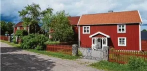  ?? Fotos: Doris Wegner ?? Hier wurden nicht nur die Bullerbü Filme gedreht, Astrid Lindgrens Vater lebte im Mittelhof (hinter dem Baum versteckt).