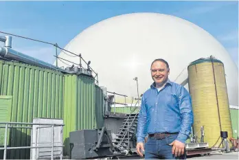  ?? FOTO: ULRICH MENDELIN ?? Hermann Müller vom Kögelhof in Mochenwang­en arbeitet in einem Pilotproje­kt mit dem Übertragun­gsnetzbetr­eiber TransnetBW zusammen – seine Biogasanla­ge soll bei Engpässen im Stromnetz aushelfen.
