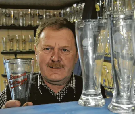  ?? Foto: Helmut Bissinger ?? Sammelt Weizenbier­gläser: Martin Völk aus Mertingen. Inzwischen nennt er 1500 Exemplare sein Eigen.