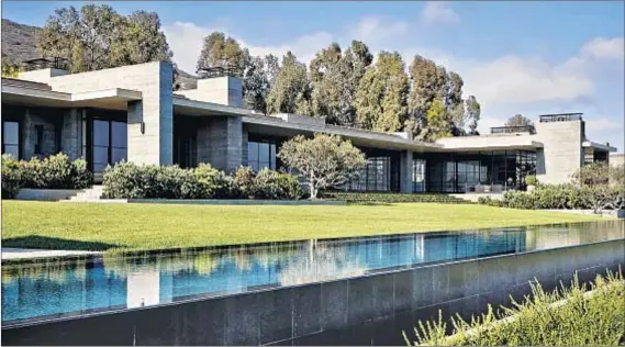  ?? Photograph­s by Steve Shaw ?? THE $85 MILLION that NHL team owner Daryl Katz paid for this estate tied the Malibu record price paid for the Geffen home.