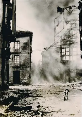  ?? HULTON ARCHIVE ?? Una de las calles de Gernika, devastada por el bombardeo italo-alemán