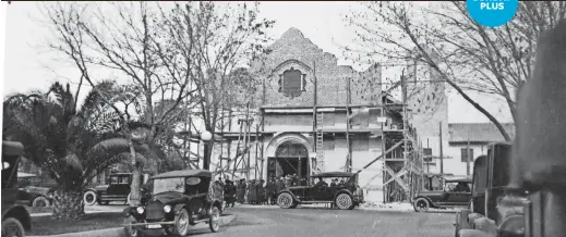  ?? TRINITY CATHEDRAL ?? Trinity Cathedral under constructi­on in 1920 with cars and people in front.
