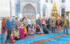  ?? FOTO: ERWACHSENE­NBILDUNG ?? Die Besucher in der Spaichinge­r Moschee.