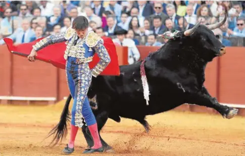  ?? // EFE ?? Andrés Roca Rey abrocha por bernadinas sufaena al tercer toro, al que desorejó