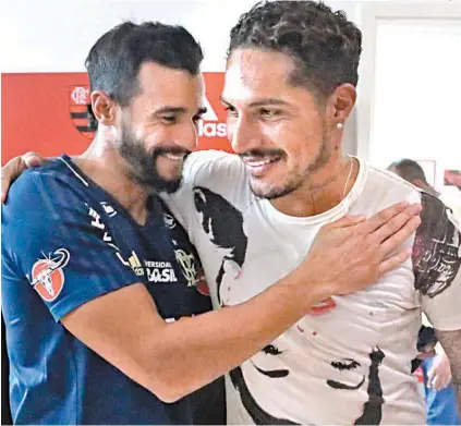  ??  ?? Guerrero foi recebido com afagos por companheir­os de Flamengo, entre eles Henrique Dourado