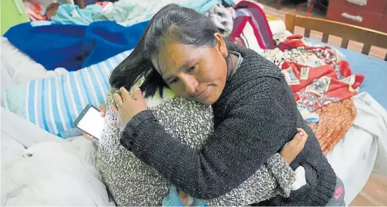  ?? LUCÍA MERLE ?? Abrazo. Daysi Castillo junto a su hija de 13 años que fue apuñalada en Florencio Varela. “Tiene cortes por todos lados”, dijo la mujer.