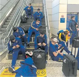  ?? PRENSA BOCA ?? Fastidio.
Los jugadores esperando en el aeropuerto.