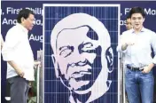  ?? JANSEN ROMERO ?? DIGONG SA SOLAR PANEL Ipinakita nina Pangulong Rodrigo Duterte at Leandro Leviste, president-CEO ng Solar Philippine­s Factory, ang marker na may mukha ng pangulo, sa inagurasyo­n ng pabrika sa Sto. Tomas Batangas nitong Miyerkules.