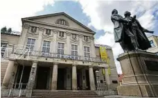  ?? FOTO: ALEXANDER VOLKMANN ?? Das Denkmal vor dem Deutschen Nationalth­eater zeigt die Dichterfre­unde Goethe und Schiller.