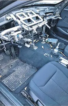  ?? FOTO: PRIVAT ?? Die Täter rissen aus diesem BMW fast alle technische­n Elemente heraus. Das Autoradio ließen sie jedoch liegen – offenbar gibt es dafür keine Abnehmer.
