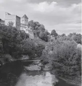  ?? ?? El río Gave d’Oloron en Sauveterre de Béarn, donde está el Puente de la Leyenda, que cuenta cómo casi muere una reina navarra.