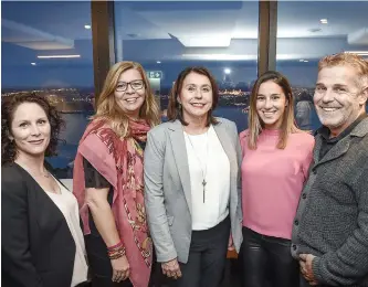  ??  ?? Katia Boucher, Diane Légaré, Maryane Boucher et Sarah Kesri (porteur de lumière) de La Capitale, accompagné­es de Pierre Émond du Journal de Québec.