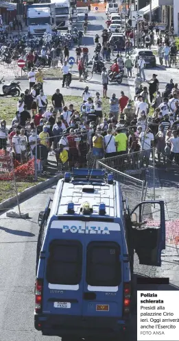  ?? FOTO ANSA ?? Polizia schierata Presìdi alla palazzine Cirio ieri. Oggi arriverà anche l’esercito