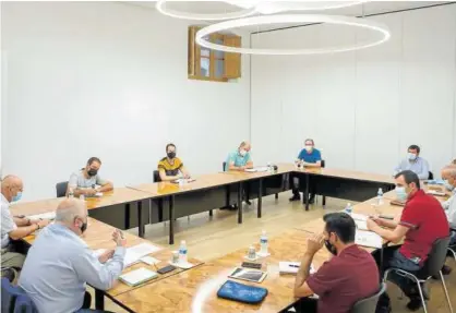  ?? Foto: navarra.es ?? Reunión mantenida ayer entre el Gobierno, los municipios afectados por Itoiz y la CHE.