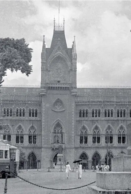  ?? ABP ARCHIVE ?? Trams were a speciality in the days Kolkata was Calcutta.A tram snakes its way in front of the Calcutta High Court, another iconic landmark of the city