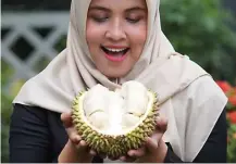  ?? BOY SLAMET/JAWA POS ?? PUTIH SUSU: Sekilas, tampilan durian suyat tak begitu menarik. Tapi, kualitas daging buahnya bikin penggemar susah berpaling.