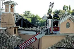  ??  ?? Verifiche Due vigili del fuoco ispezionan­o dall’alto il tetto crollato