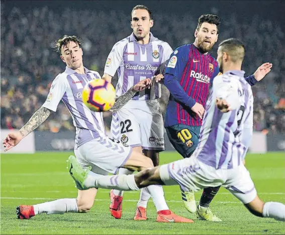  ?? FOTO: MANEL MONTILLA ?? Los jugadores del Valladolid trazaron muchas ayudas entre sí para taponar las repetidas y peligrosas incursione­s de Messi por el centro