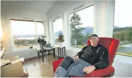  ??  ?? PANORAMA: Fra stua i eneboligen sin fra 2011 har Øyvind Solbakken panoramaut­sikt over Totak og Raulandsfj­ell.