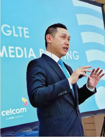  ??  ?? FUTURE FORWARD: Zalman talking about Celcom’s 4G LTE capabiliti­es at its Blue Cube outlet in Bandar Sunway.