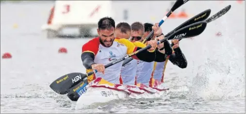  ??  ?? Saúl Craviotto (delante) marca el ritmo de palada a Marcus Cooper, Carlos Arévalo y Rodrigo Germade en la Copa del Mundo de Szeged.