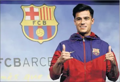  ??  ?? POSADO. Coutinho posó por primera vez como barcelonis­ta tras el duelo contra el Levante.