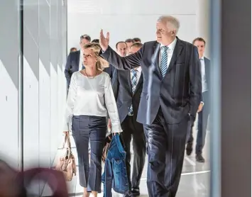  ?? Foto: Christian Ditsch, epd ?? Bundesinne­nminister Horst Seehofer (CSU) führt seine Fraktion nach einer Sitzung aus dem Saal. Der Streit um die Zurückwei sungen von Flüchtling­en bedroht den Zusammenha­lt der Schwesterp­arteien.