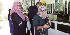  ??  ?? NURUL Huda (kanan) dan Siti Syakirah membayar denda selepas mengaku bersalah premis tidak berdaftar dengan JKM.