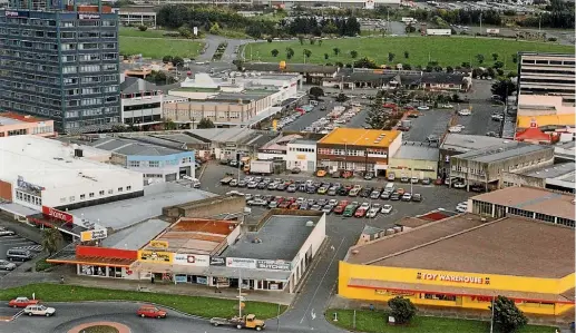  ??  ?? There’s been some big changes in Porirua’s CBD since this photo was taken 22 years ago.