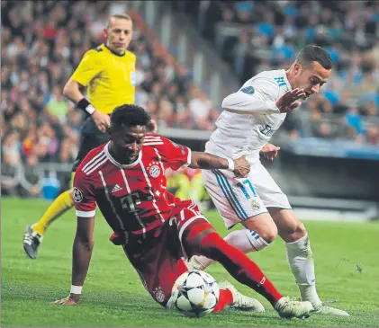  ?? FOTO: J.A. SIRVENT ?? Alaba y Lucas Vázquez pugnan por el balón ante Cüneyt Çakir El colegiado turco estuvo en el centro de la polémica