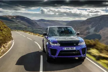  ??  ?? Left and below RR Sport SVR’s carbonfibr­e bonnet finish is optional – fortunatel­y; RR PHEV is still a great off-roader.