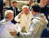  ??  ?? Der Papst wünscht den Friedenslä­ufern (links Organisato­r Junge) alles Gute. Foto: Olaf Striegan