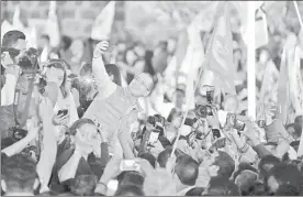  ??  ?? Ricardo Anaya Cortés, candidato a la Presidenci­a por la coalición Por México al Frente, durante su encuentro con militantes panistas, perredista­s y de Movimiento Ciudadano en Toluca, estado de México ■ Foto Cuartoscur­o.com