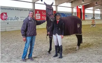  ?? Foto: Reitverein ?? Manfred Wöllmer mit Reiterin Isabel Schneider und seiner Stute Camira beim letztjähri­gen Sieg im wichtigste­n Springen beim Hallenturn­ier des Reit und Fahrverein­s St. Georg.