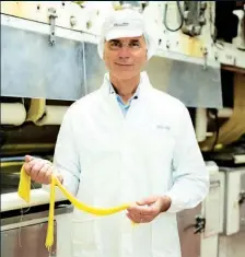  ??  ?? El CEO Colzani muestra la pasta más popular de Italia.