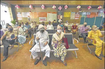  ?? SUNIL GHOSH/HT ?? A vaccinatio­n centre at a district hospital in Noida on Thursday.