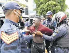  ?? ?? Another protester under arrest