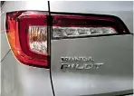  ??  ?? Luces traseras Full LED y emblema Honda Pilot.