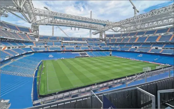  ??  ?? Vista general del Santiago Bernabéu, ayer antes del entrenamie­nto del Madrid.
