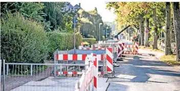  ?? FOTO: LARS FRÖHLICH ?? Die Baustelle auf der Friedhofst­raße in Voerde. Die Anwohner beklagen sich über die nicht enden wollenden Bauarbeite­n, die SPD bemängelt die Abläufe.